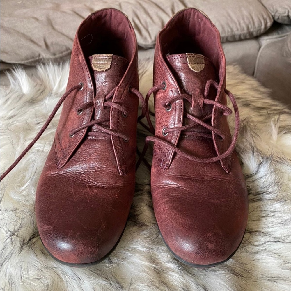 Cobb Hill Aria lace up ankle boot, distressed leather, Merlot red, size 8.5